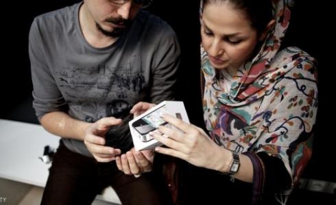 يتم تهريب نحو 100 ألف هاتف آيفون إلى إيران شهريا