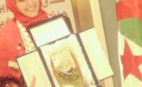 الشاعرة أمل أبو عاصي لحظة استلامها الجائزة