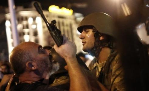 نزل أنصار الحكومة إلى الشوارع للتصدي لمحاولة الانقلاب