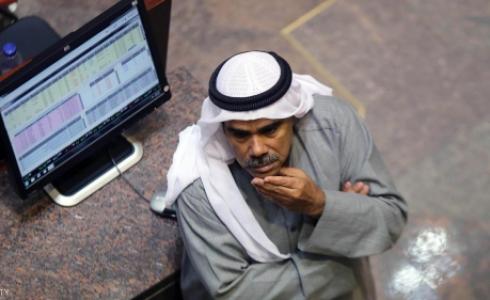 أحد المتعاملين في بورصة الكويت يتابع أسعار الأسهم 