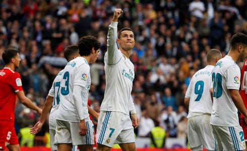 رونالدو يحتفل بأحد هدفيه أمام اشبيلية