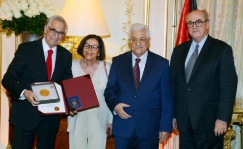الرئيس يمنح رئيس السيمفونية الفرنسية مواطنة الشرف الفلسطينية