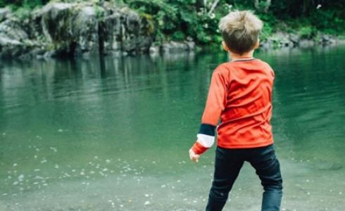 وفاة ابنه بجرعة تطعيم دون علمه