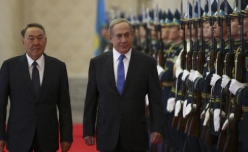 نزارباييف (يسار) لدى استقباله نتنياهو في أستانا الشهر الماضي