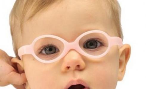 طفل يلبس نظارة طبية