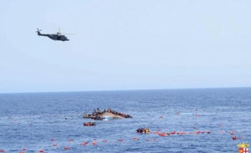 ألقى نفسه في المسبح لإنقاذ الرضيعين.