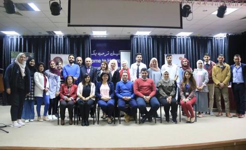 صورة جماعية لطلبة ومنسقي البطولة الوطنية لفن المناظرة لجامعات فلسطين