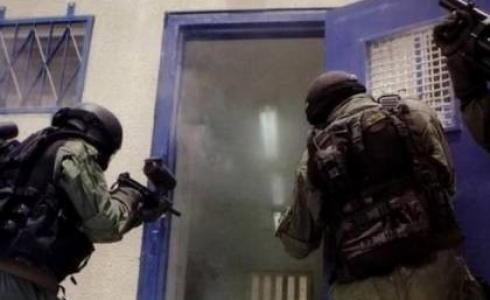 قوات القمع تقتحم أقساما في معتقل "عوفر" ارشيف
