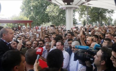 اردوغان امام جموع من الشعب التركي