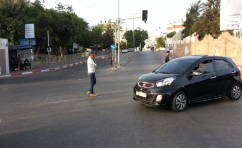 مواطنون ينظمون السير