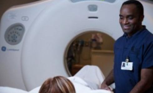 مريض يخطع للرنين المغناطيسي