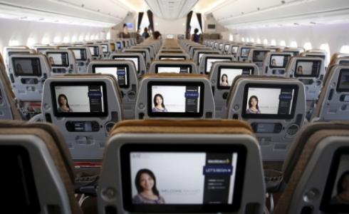 الحكومات على هواتف المسافرين جوا