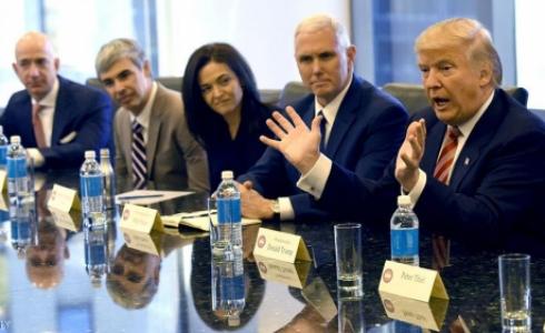 الرئيس الأميركي دونالد ترامب مع رؤساء شركات التكنولوجيا