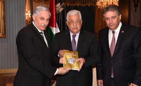 الاعلامي زعيتر يهدي الرئيس عباس كتابيه