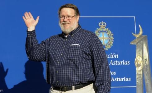 ريموند توملينسون توفي عن عمر 74 عاما