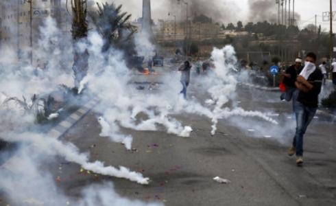 الجيش الاسرائيلي يطلق قنابل الغاز تجاه الفلسطينيين