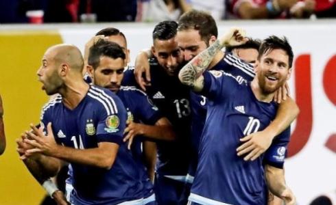 ميسي يتراجع ويعود إلى منتخب الأرجنتين