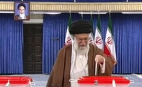مرشد الثورة الايرانية يدلي بصوته