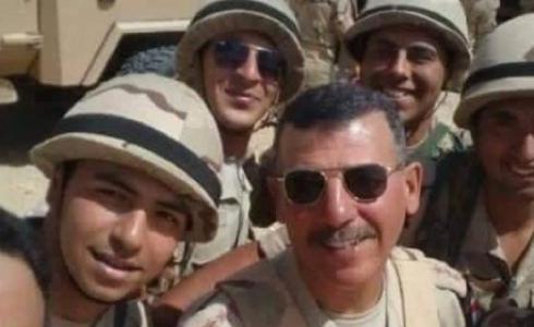 العميد عادل رجائي وسط جنوده