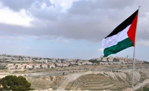راية فلسطين خفاقة مقابل مستوطنة (معاليه أدوميم) المقامة على أراضي شرق القدس