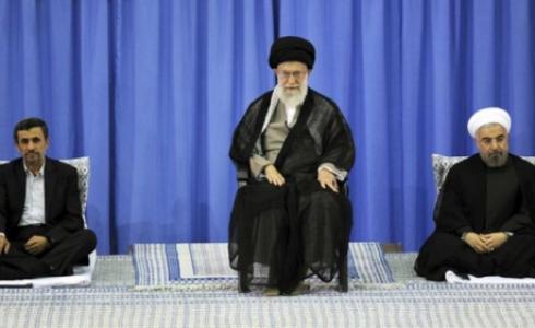المرشد الايراني علي خامنئي والى يمينه الرئيس السابق محمود احمدي نجاد والى يساره الرئيس الحالي حسن روحاني