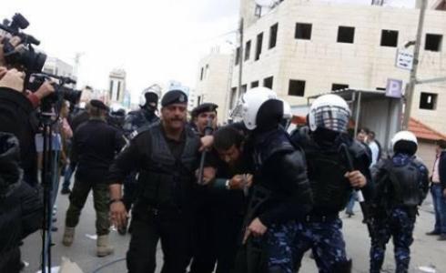 فض مظاهرة من الأمن الفلسطيني 