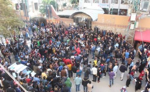 جانب من اعتصام الطلبة أمام مقر الجامعة بغزة