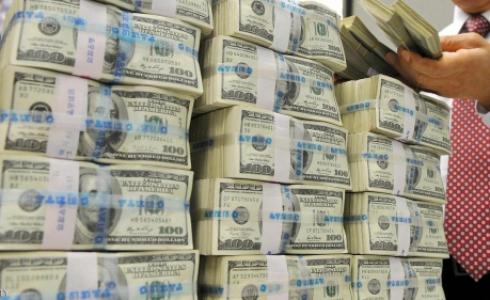 أكبر 6 بنوك أميركية تحتفظ بسيولة تزيد بمقدار ما بين 100 و120 مليار دولار عن الحد الذي تتطلبه اللوائح والقواعد