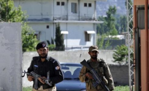 جنديان باكستانيان في موقع مقتل بن لادن