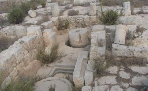 خربة "دير سمعان" الأثرية، الواقعة شمال غرب بلدة كفر الديك