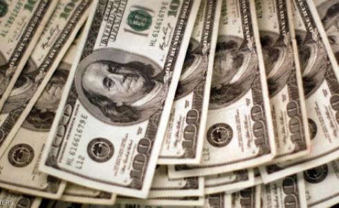 انخفض الدولار بسبب تراجع عائدات السندات الأميركية