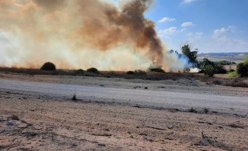 استمرار الحرائق في غلاف غزة ونتنياهو وغانتس يهددان بالتصعيد