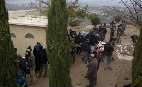 تخصيص أراضٍ لـ"غائبين" كي يستولي عليها مستوطنو "عمونا" - ارشيفية 