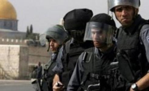 الاحتلال يبعد 15 مواطنا