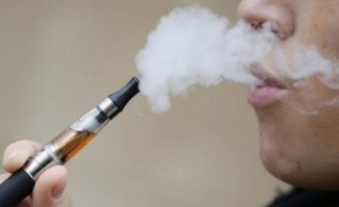 استنشاق البخار من سائل السجائر الإلكترونية قد يكون ساعد حوالي 18 ألف شخص لترك التدخين في إنجلترا، عام 2015