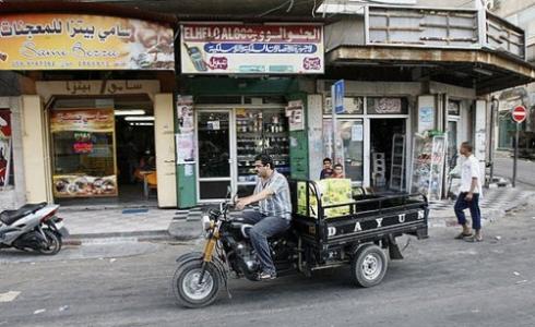 عربة تكتك في شوارع غزة