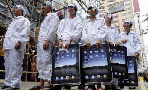 عمال في شركة فوكسكون