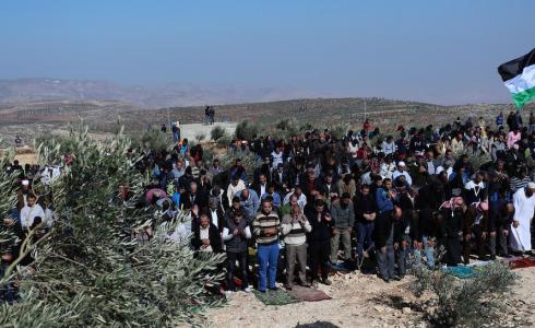 فلسطينيون يؤدون الصلاة في بلدة قصرة