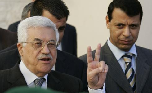 النائب محمد دحلان بجوار الرئيس الفلسطيني محمود عباس -من الارشيف-