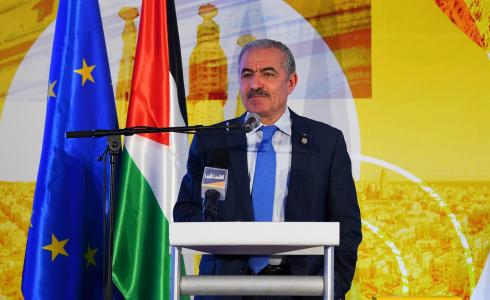 رئيس الوزراء محمد اشتية ، خلال القاء كلمته في الاحتفال بيوم اوروبا