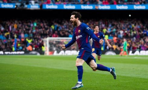 ليونيل ميسي نجم برشلونة يحتفل بالهدف