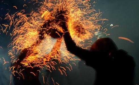 أطفال يعبثون في الألعاب النارية