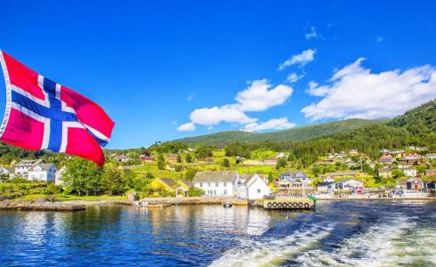 شاهد: فيديو مرعب لانهيار أرضي يلقي بالمنازل في البحر