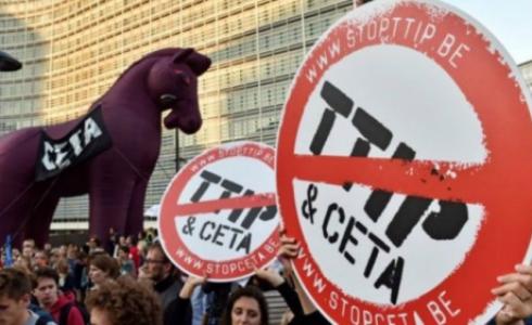 يخشى الأوروبيون من توغل الولايات المتحدة وكندا في السوق الأوروبي، ما يضر بمعايير وقواعد الجودة والتوظيف