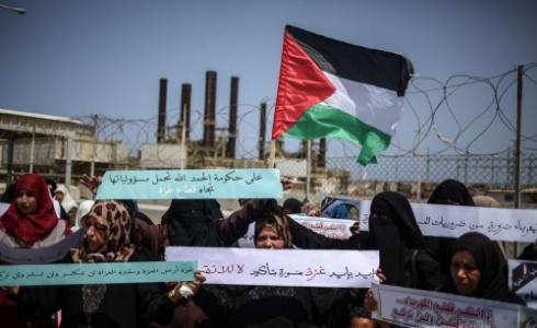 وقفة نسائية بغزة احتجاجاً على أزمة الكهرباء