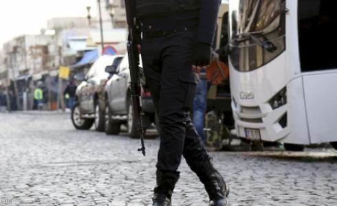 شرطي تركي يسير في شارع بحي سور بمدينة ديار بكر