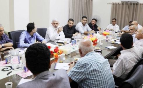 السنوار يلتقى كتاب ومحللين