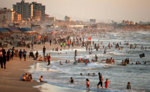 فلسطينيون يستجمون على شاطئ البحر