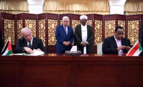 وزير الخارجية رياض المالكي خلال توقيعه الاتفاقيات