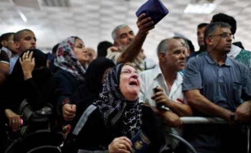 مواطنون مسجلون للسفر عبر معبر رفح - ارشيف